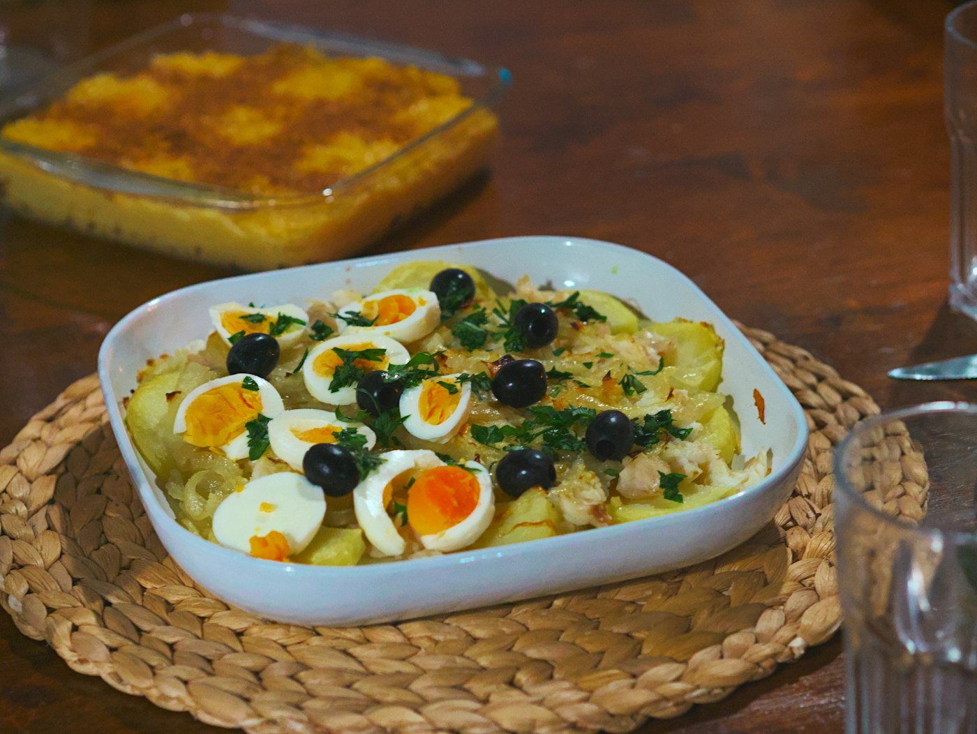 Prato de bacalhau com batata, ovos e azeitonas