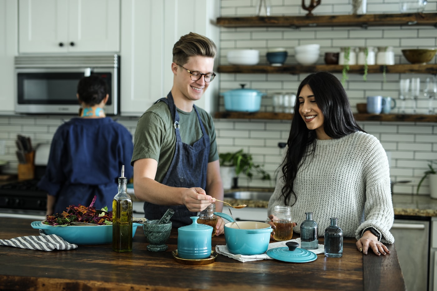 Preparação de alimentos numa cozinha